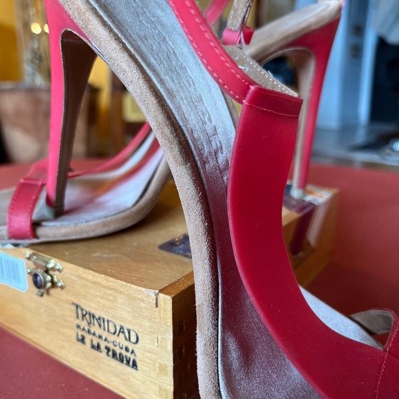 Ladies Designer Heels
Burberry, Costume National, Cavalli, BCBG - Picture 2 of 14